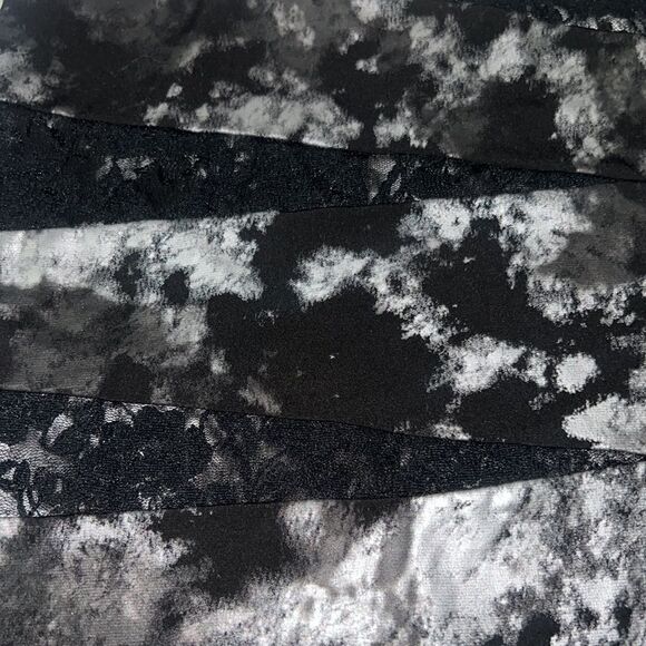 3 FOR $15 🙌🏼 Wet seal sexy medium mini skirt gray white print black lace inserts - Picture 5 of 8